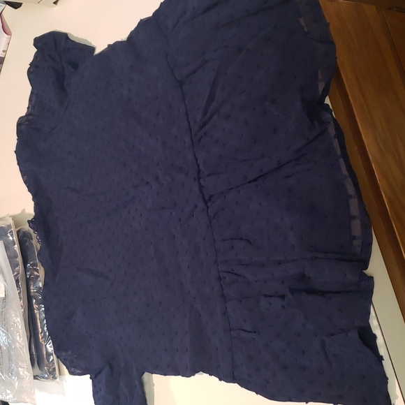 🔥New boutique deep v ruffle dot top - Picture 11 of 11